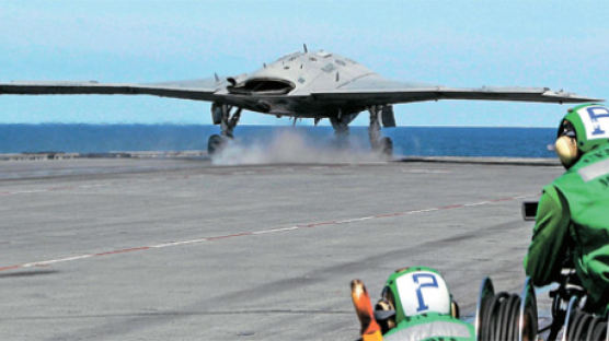 [사진] 미국 스텔스 무인전투기 항모 이륙 첫 성공