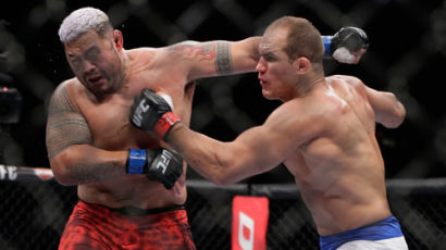 산토스는 건재했다…UFC160, 헌트 꺾고 세기의 대결 남아