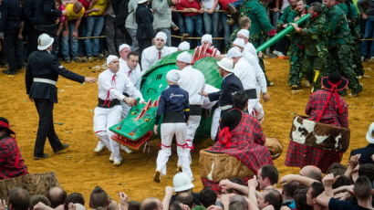 [사진] 벨기에 두카스 축제에서 용꼬리 잡기