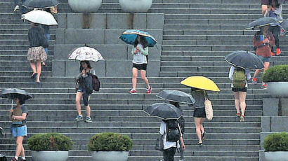 [사진] 빨강 노랑 파랑 … 우산 무지개
