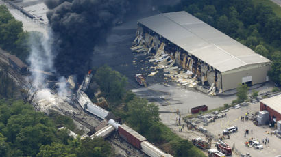 [사진] 미 메릴랜드주 화물열차, 쓰레기차와 충돌 후 폭발