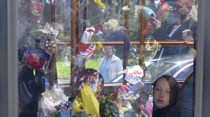 [사진] 테러범에 의해 살해된 영국군 추모 꽃다발