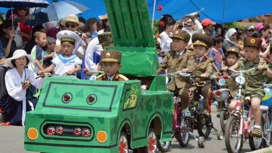 [사진] 미군병사 향해 화살 쏘고, 군사퍼레이드 하는 북한 어린이