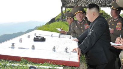 [사진] 김정은 중부전선 전방초소 방문