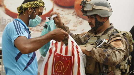 [사진] 이슬람 시트교도 검문하는 이라크 군인