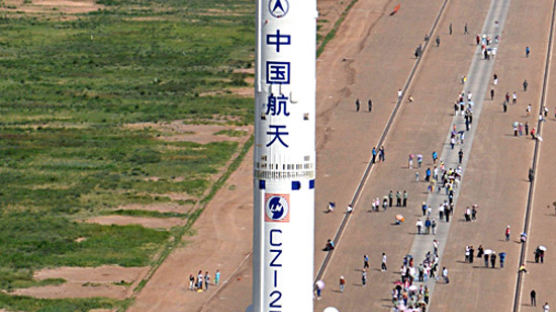 [사진] 중국 유인우주선 선저우10호 발사 준비