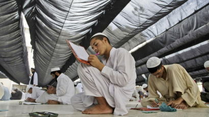 [사진] 이슬람 신학자가 되기 위해 시험치는 학생들