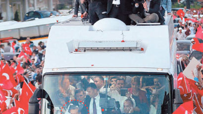 [사진] 방탄 버스 탄 터키 총리