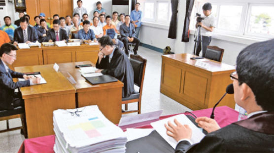 배 타고 2시간, 섬마을 면사무소서 재판 연 판사님