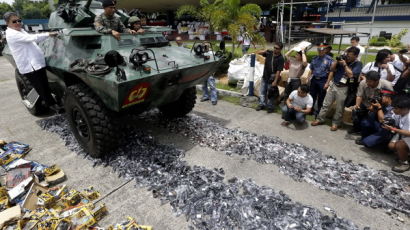 [사진] 가짜 상품 파쇄하는 필리핀 장갑차량