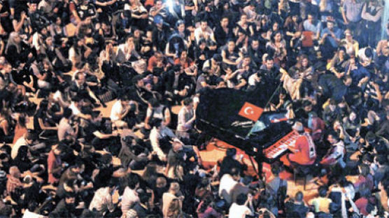 [사진] 터키 시위대에 울려퍼진 존 레논의 ‘이매진’