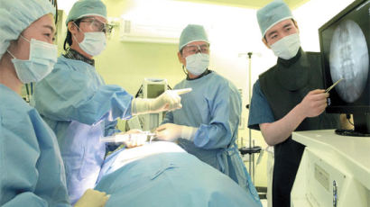 척추 질환, 개복수술 대신 내시경 레이저로 '표적 치료'