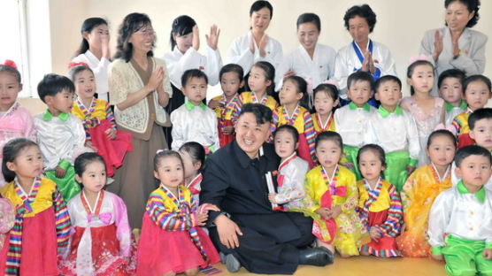 [사진] 김정은 제1위원장 신발신은 채 유아시설 방문