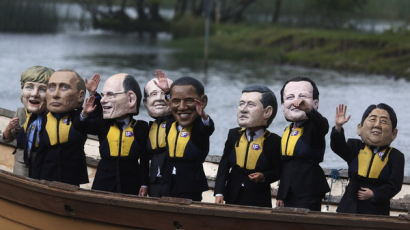 [사진] G8 정상 얼굴마스크 쓰고 기아퇴치 운동 캠페인