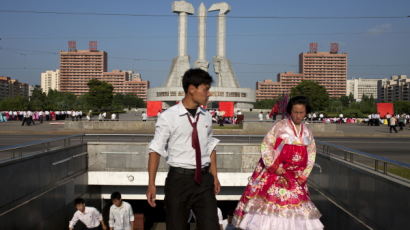 [사진] '고조 날래날래 오라우' 북한 주민들 단체 댄스파티