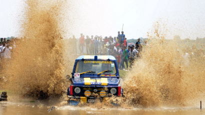 [사진] 진흙탕 달리는 자동차 경주