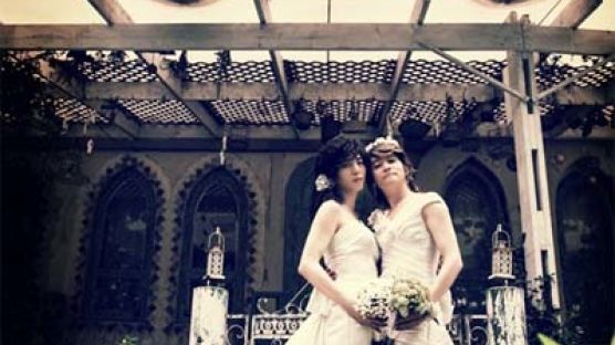 동성 결혼 김조광수, 순백 웨딩 드레스 입고 찍은 사진 공개 