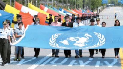 [사진] 정전 60주년 … 대전현충원에 참전국 21개국 국기 게양 