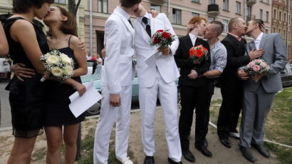 [사진] 결혼신고 시도한 러시아 동성애자
