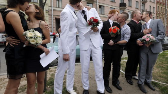 [사진] 결혼신고 시도한 러시아 동성애자