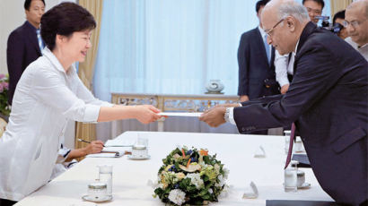 박 대통령, 핵보유국 인도 총리의 특사 만난 까닭은