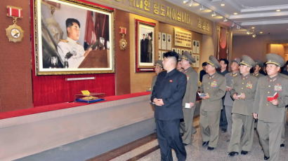 [사진] 6·25전쟁기념관 방문한 김정은 제1위원장