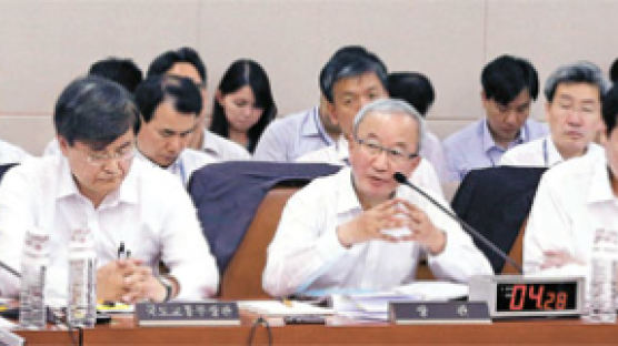 [사진] 961조 가계부채 청문회 … 답변석에 앉은 경제 수장들