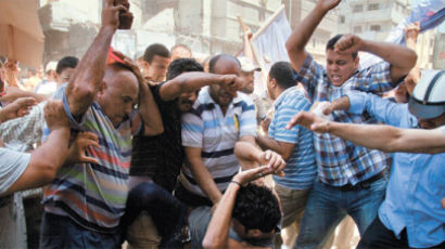 군, 방송국 점거 … 무르시 측, 쿠데타로 규정