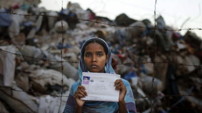 [사진] 애타는 방글라데이 건물붕괴 사고 실종자 가족들