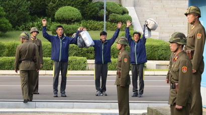 [사진] 조난 북한어부 3명 판문점에서 송환
