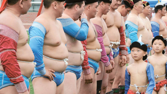 [사진] 꼬마 장사 입장 … 몽골 씨름대회 