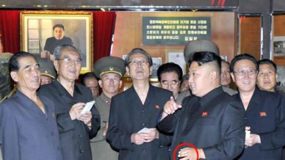 [사진] 담배피며 말하는 김정은 제1위원장