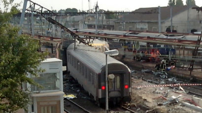 [사진] 파리 외곽서 열차 탈선…최소 7명 사망