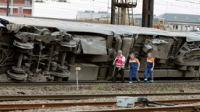 [사진] 프랑스 열차 탈선 6명 숨져