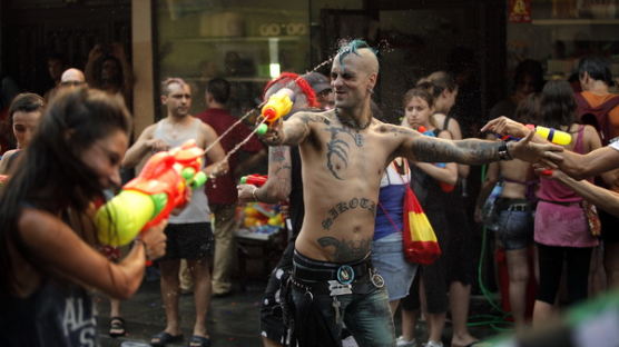 [사진] 마드리드 거리에서 물싸움