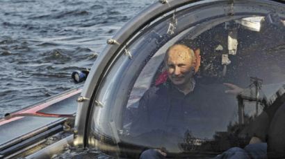 [사진] '터프 과시' 푸틴 대통령, 이번엔 심해 잠수정 타고…
