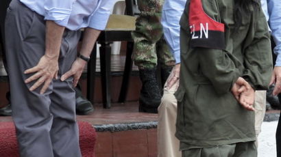 [사진] 투항한 콜롬비아 반군과 악수하는 대통령