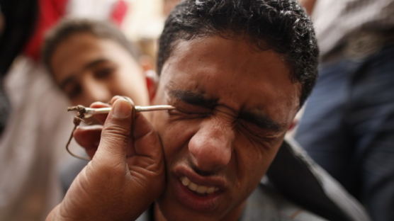 [사진] 눈화장(?)하는 예멘 남자들
