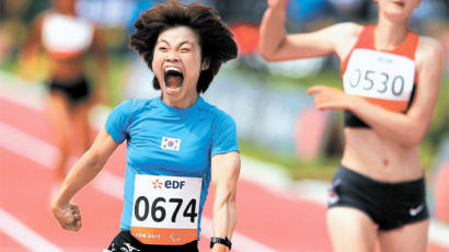 [사진] 금이다 … 전민재, 장애인 세계육상 200m 우승