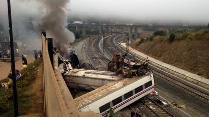 [사진] 스페인 열차탈선 56명 사망