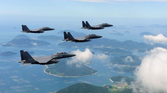 [사진] 동해안 따라 비행하는 F-15K 편대