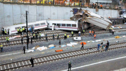 [사진] 규정속도 2배로 달리던 스페인 열차 전복 … 