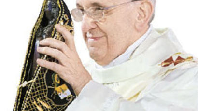 "돈·권력·쾌락과 같은 덧없는 우상 멀리하라" 교황, 해외서 첫 미사