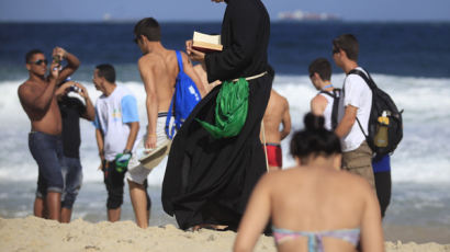 [사진] '성경책만 보여' 해변가 걷는 신부