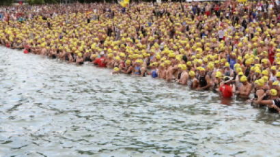 [사진] 철인3종 경기 선수들의 수영