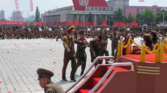 [사진] 열병식에서 실신한 북한 군인 '아무런 제재없어…'