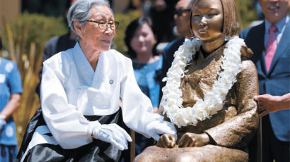 [사진] 88세 위안부 할머니와 평화의 소녀상, 미국서 손잡다