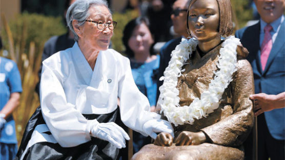 [사진] 88세 위안부 할머니와 평화의 소녀상, 미국서 손잡다