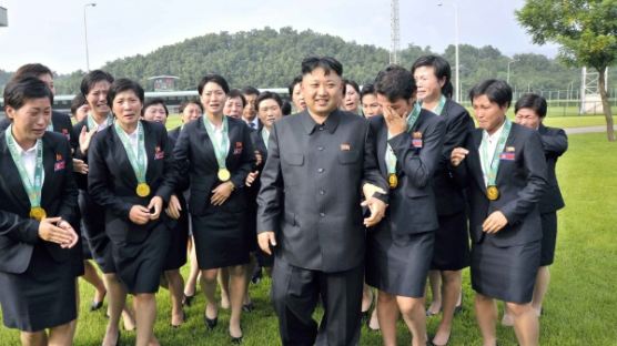 [사진] 김정은, 북한 최고 인기남 '울고불고 난리'