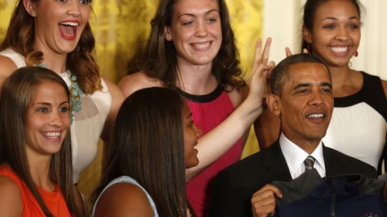 [사진] 오바마 머리에 장난치는 미 여자 농구선수
